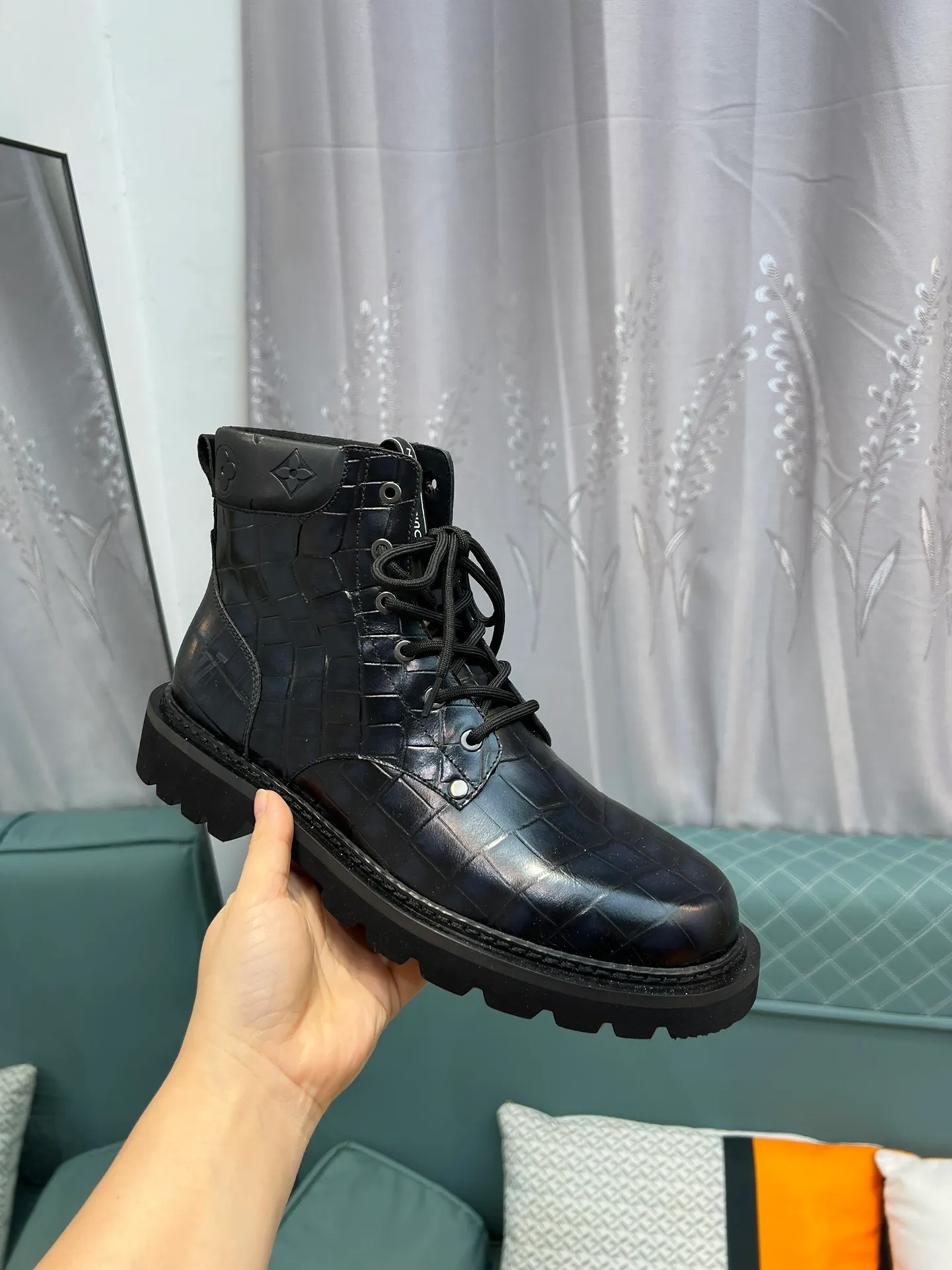 Men's shoes 💰900 L Home - the latest LV men's business casual boots, luxury and nobility are a must, all made of imported original first-layer cowhide, just to create a more comfortable wearing experience, ➕top imported water-dyed full cow lining, original high wear-resistant outsole! 👏👏 Size: Male 39-44; (38 45 46 customized)